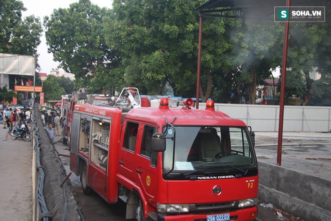 Hà Nội: Cháy lớn cạnh cây xăng trên đường Phạm Văn Đồng - Ảnh 1.