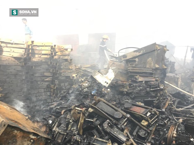 Cảnh tan hoang, đổ nát sau vụ cháy lớn ở khu công nghiệp Ngọc Hồi - Ảnh 1.