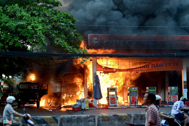 Hiện trường vụ cây xăng cháy lớn, nổ như bom ở Sài Gòn - Ảnh 3.