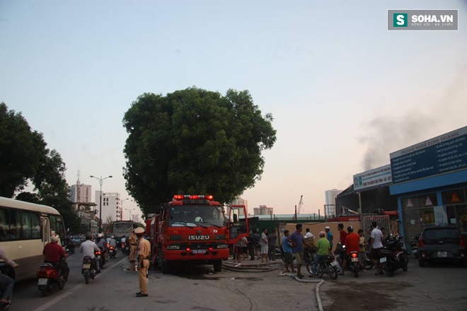 Hà Nội: Cháy lớn cạnh cây xăng trên đường Phạm Văn Đồng - Ảnh 2.