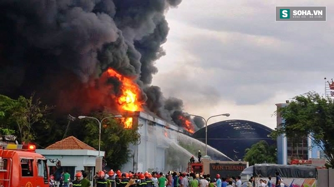 TP.HCM: Cháy kinh hoàng ở Công ty nệm Vạn Thành - Ảnh 14.