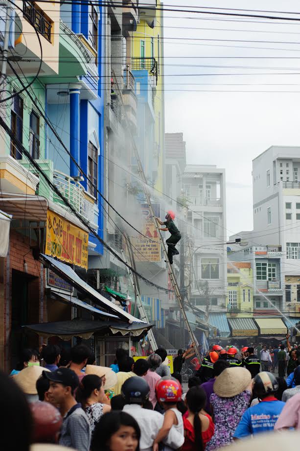 Cảnh sát trèo thang vào nhà dân chữa cháy - Ảnh 10.