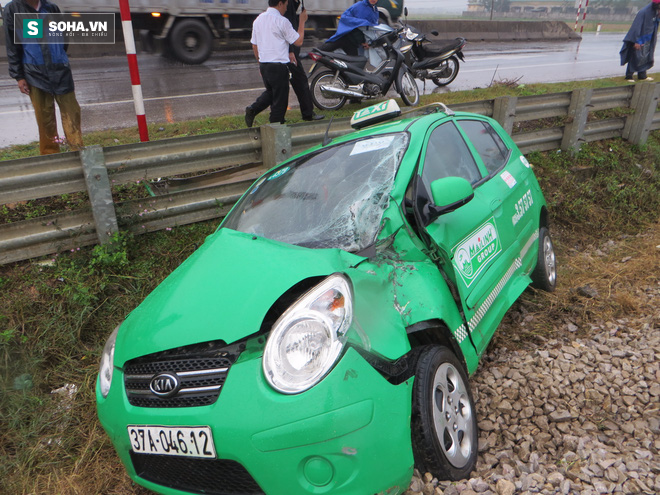 Nghệ An: Tàu hỏa đâm văng taxi 50 mét, 3 người thoát chết trong gang tấc - Ảnh 2.