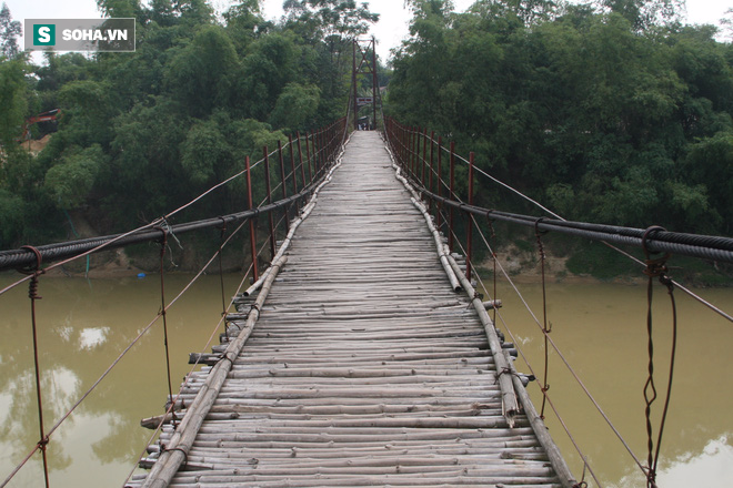Run rẩy đi qua “cây cầu dành cho người thích cảm giác mạnh” ở Thái Nguyên - Ảnh 2.