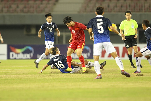 Việt Nam nuốt chửng Campuchia trong trận cầu hài hước nhất AFF Cup 2016 - Ảnh 4.