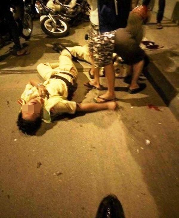 Hai chiến sĩ CSGT ngã sõng soài trên đường ở TP HCM - Ảnh 2.
