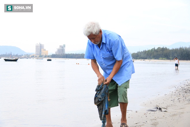 Cụ ông 70 tuổi và hành động lạ lùng ở bãi biển Đà Nẵng - Ảnh 1.