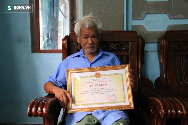 Cụ ông 70 tuổi và hành động lạ lùng ở bãi biển Đà Nẵng - Ảnh 2.