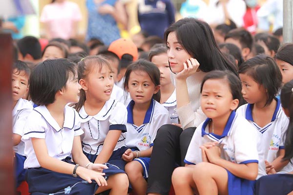 Tranh cãi kịch liệt ảnh Kỳ Duyên vượt 200km đi làm từ thiện  - Ảnh 7.