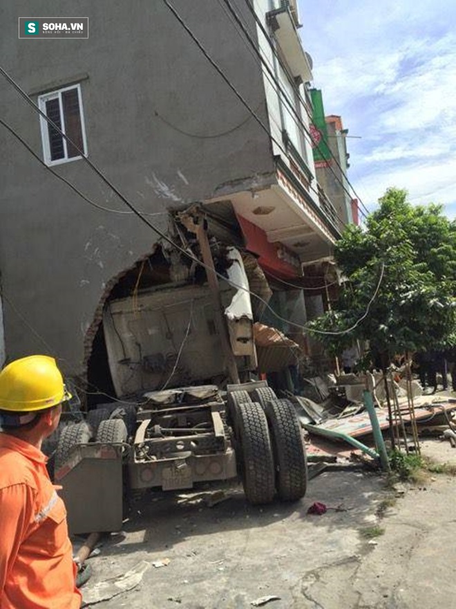 Cả gia đình hoảng loạn vì container đâm thủng nhà giữa đêm - Ảnh 3.