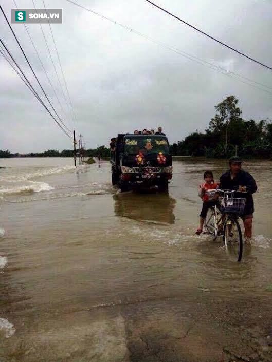 Màn đón cô dâu bằng xe ben độc nhất ở Bình Định - Ảnh 2.