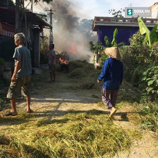 Đỗ trên đống rơm, xe ô tô bất ngờ bốc cháy trơ khung - Ảnh 1.