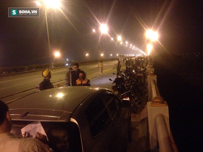 Ô tô tông nam thanh niên đi xe máy bay xuống chân cầu Thanh Trì - Ảnh 2.