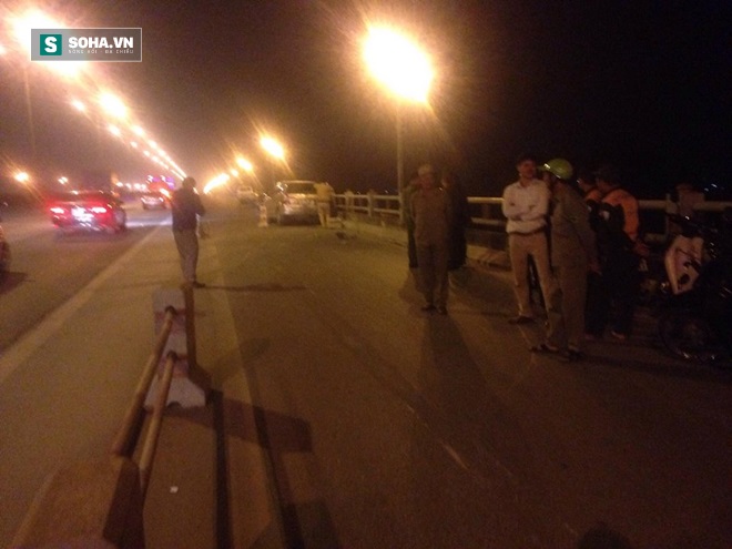 Ô tô tông nam thanh niên đi xe máy bay xuống chân cầu Thanh Trì - Ảnh 1.