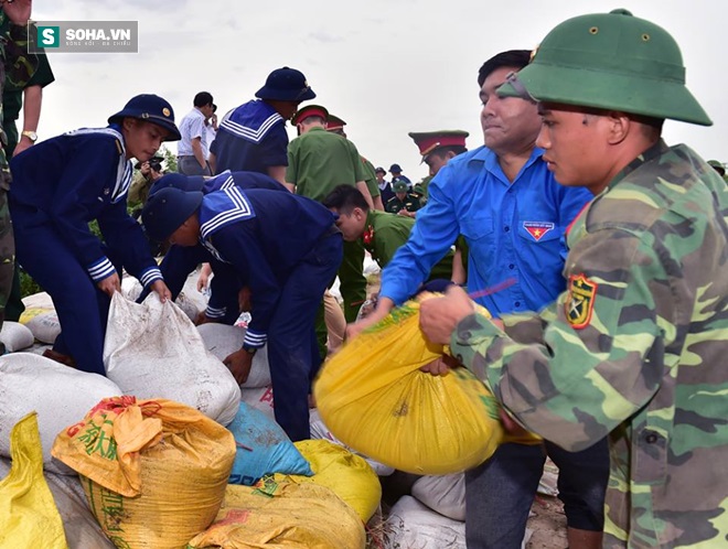 Quảng Ninh: Gần 5000 bộ đội, dân quân tự vệ giúp dân chống bão - Ảnh 1.