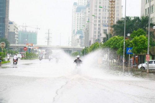 Những kiểu đi xe không biết vội gì vào ngày mưa - Ảnh 4.