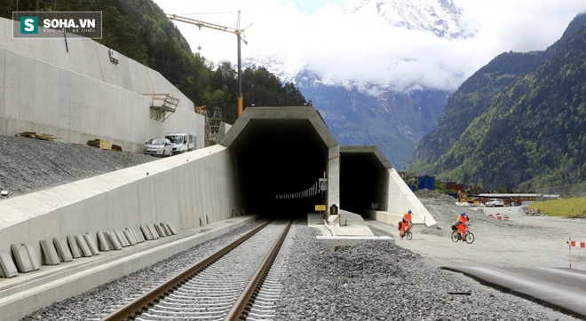 Khám phá đường hầm xe lửa dài nhất và sâu nhất thế giới - Ảnh 2.