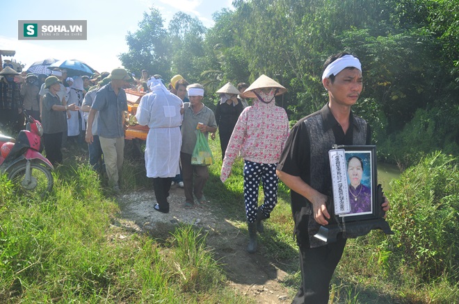 Những hình ảnh đau đớn trong đám tang 4 nạn nhân vụ thảm án - Ảnh 12.