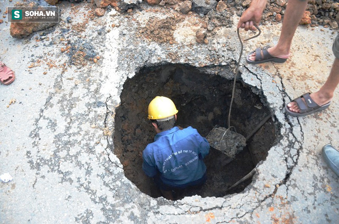 “Hố tử thần” sâu 2m xuất hiện trên đường phố Sài Gòn - Ảnh 1.