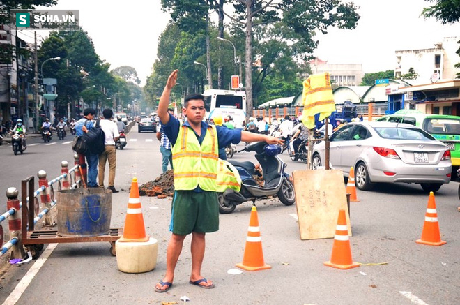 “Hố tử thần” sâu 2m xuất hiện trên đường phố Sài Gòn - Ảnh 3.
