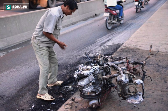 Người đàn ông thẫn thờ bên xe Attila bốc cháy ở Sài Gòn - Ảnh 1.