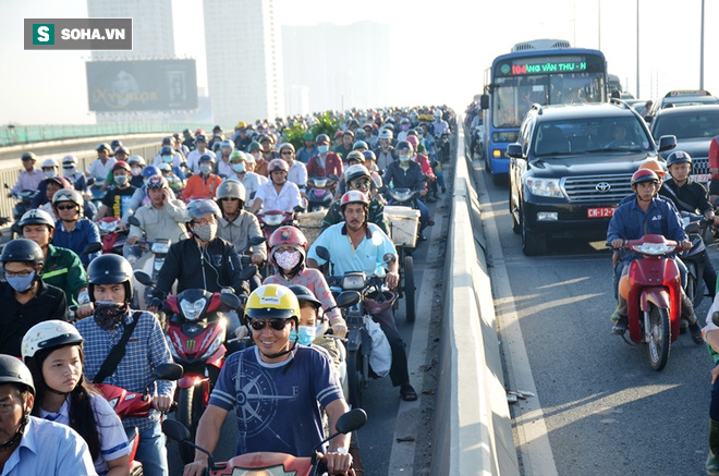 Xe khách móp đầu sau va chạm, hàng ngàn phương tiện chôn chân trên cầu Sài Gòn - Ảnh 8.