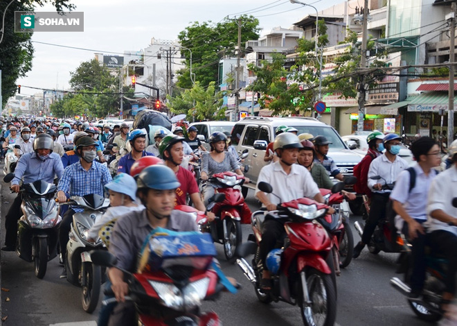 Ô tô chở tiền của ngân hàng nổ lốp, leo dải phân cách ở trung tâm Sài Gòn - Ảnh 2.