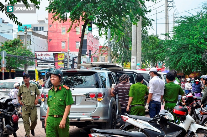 Người đàn ông nước ngoài ôm ngực chết trên ôtô ở Sài Gòn - Ảnh 1.