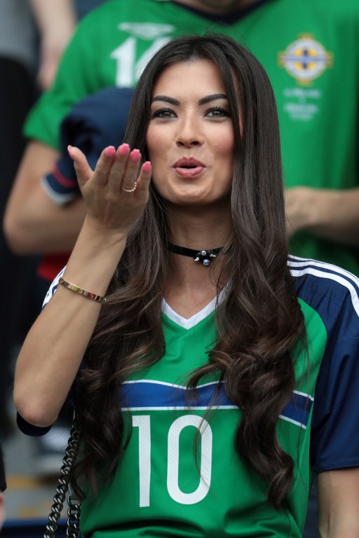 Những nhan sắc xinh như hoa hậu trên khán đài Euro 2016 - Ảnh 11.