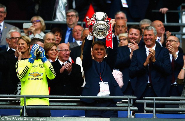 Vô địch FA Cup, Van Gaal có khiến Mourinho “sầu lòng”?  - Ảnh 2.