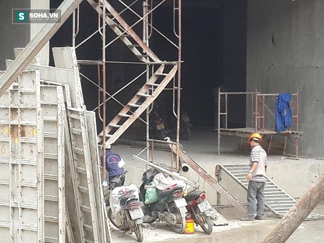 Hiện trường vụ sập giàn giáo khiến 6 người thương vong ở Hà Nội - Ảnh 10.