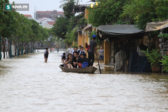 Du khách thuê thuyền du ngoạn ngay trên đường ngập ở phố cổ Hội An - Ảnh 4.