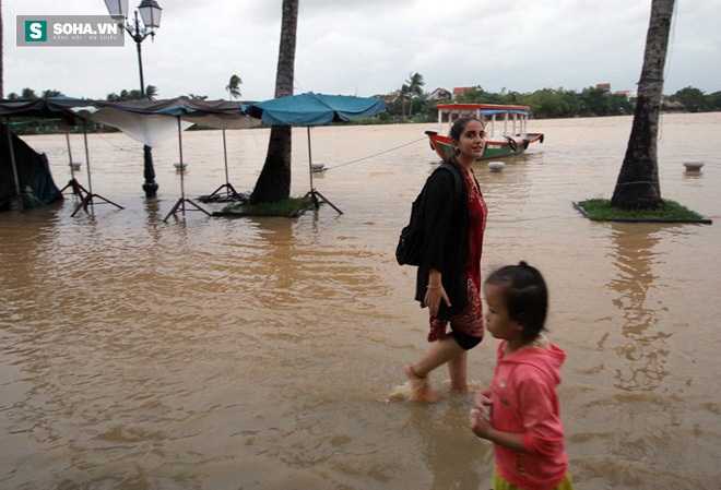 Du khách thuê thuyền du ngoạn ngay trên đường ngập ở phố cổ Hội An - Ảnh 2.