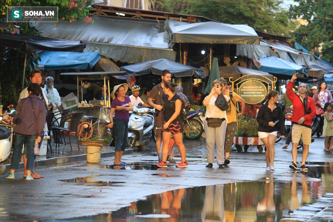 Du khách thuê thuyền du ngoạn ngay trên đường ngập ở phố cổ Hội An - Ảnh 7.