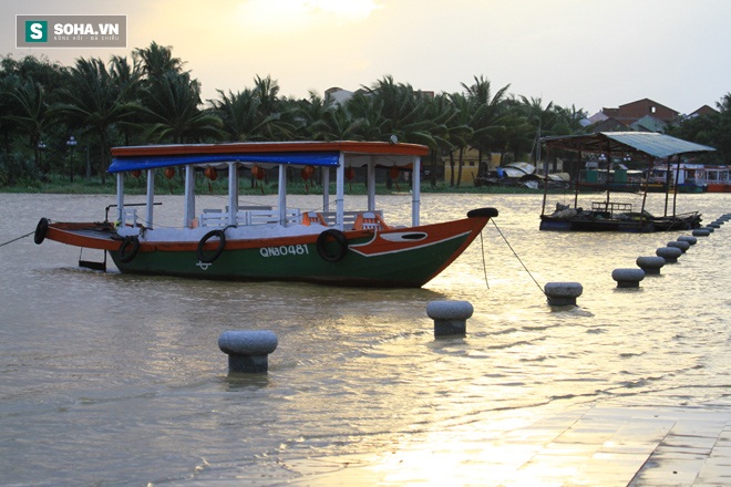 Du khách thuê thuyền du ngoạn ngay trên đường ngập ở phố cổ Hội An - Ảnh 1.