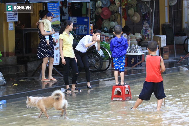 Du khách thuê thuyền du ngoạn ngay trên đường ngập ở phố cổ Hội An - Ảnh 3.