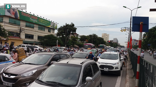 Người dân ùn ùn đổ về quê nghỉ lễ 2/9, giao thông Sài Gòn và Hà Nội kẹt cứng - Ảnh 16.