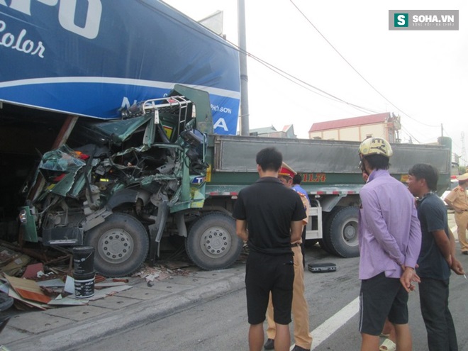 Tránh xe cùng chiều, xe tải mất lái lao thẳng vào nhà dân - Ảnh 2.