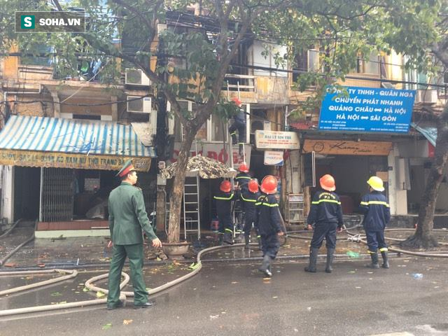 Cháy nhà trên phố cổ, hàng trăm người dân hoảng sợ bỏ chạy - Ảnh 1.