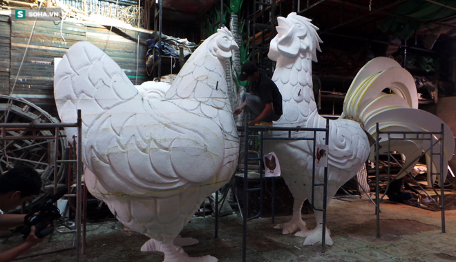 Ngắm cặp gà linh vật khổng lồ sẽ đặt tại đường hoa Sài Gòn năm 2017 - Ảnh 2.