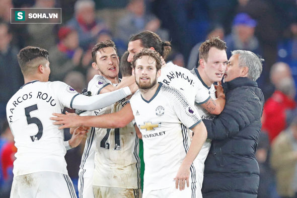 Mourinho: Tập ngày lễ thì sao, làm gì có cầu thủ nào khó chịu với tôi - Ảnh 1.