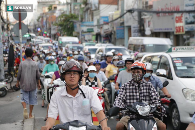 Người dân ùn ùn đổ về quê nghỉ lễ 2/9, giao thông Sài Gòn và Hà Nội kẹt cứng - Ảnh 1.