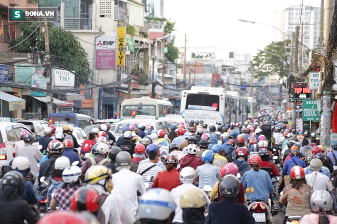 Người dân ùn ùn đổ về quê nghỉ lễ 2/9, giao thông Sài Gòn và Hà Nội kẹt cứng - Ảnh 2.