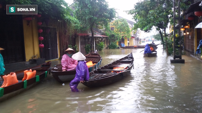 Hàng nghìn ngôi nhà đã bị lũ nhấn chìm ở  các tỉnh từ Thừa Thiên Huế đến Khánh Hòa - Ảnh 6.