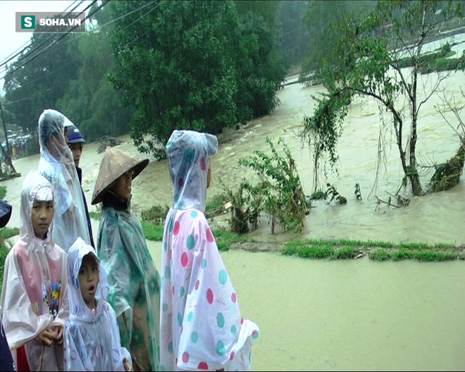 Hàng nghìn ngôi nhà đã bị lũ nhấn chìm ở  các tỉnh từ Thừa Thiên Huế đến Khánh Hòa - Ảnh 5.