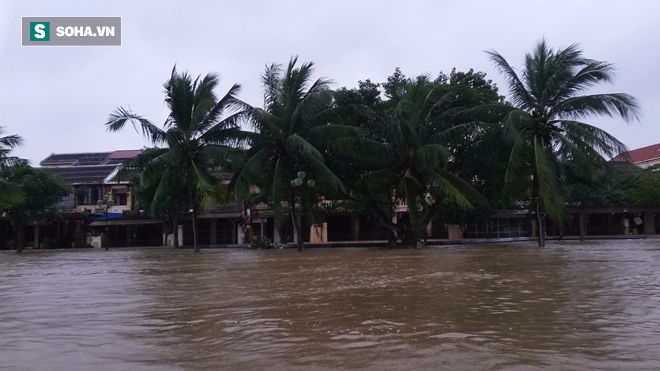 Hàng nghìn ngôi nhà đã bị lũ nhấn chìm ở  các tỉnh từ Thừa Thiên Huế đến Khánh Hòa - Ảnh 3.