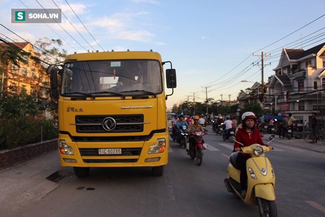 TP HCM: Người chồng khóc ngất bên thi thể vợ bị xe tải cán qua đầu tử vong - Ảnh 1.