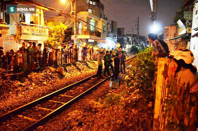 Dân hô hoán khi tàu đến, người đàn ông tránh không kịp bị tông tử vong ở Sài Gòn - Ảnh 1.