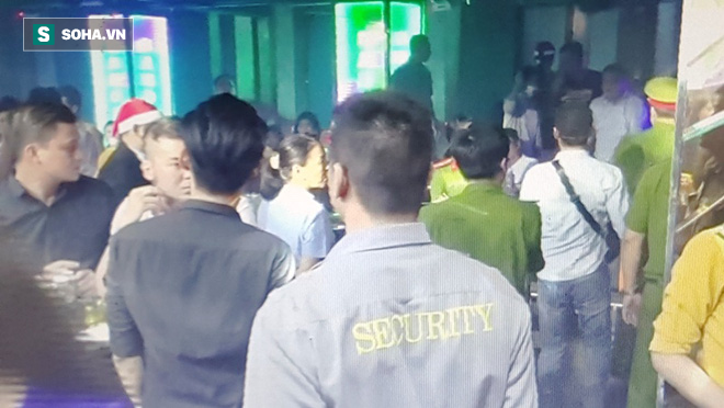 Đột kích 2 quán bar trung tâm Sài Gòn, hàng chục dân chơi tháo chạy - Ảnh 2.
