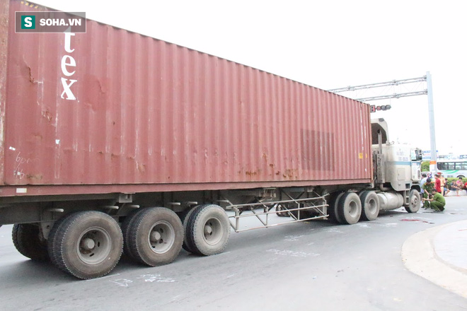 Va chạm với xe container, người vợ bị cuốn vào gầm tử vong tại chỗ - Ảnh 2.